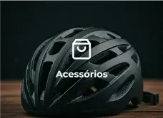 Capacete de ciclismo preto sobre superfície de madeira