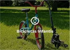 Bicicletas infantis coloridas sobre a grama